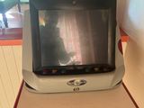 un petit téléviseur posé sur une petite table dans une pièce