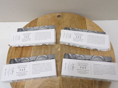 quatre boîtes de nourriture posées sur une planche à découper en bois