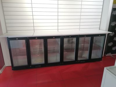 une vitrine contenant tout un tas de bouteilles