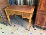 une petite table en bois surmontée d'un tiroir