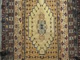 un gros plan d'un tapis accroché au mur