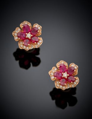 une paire de boucles d'oreilles en rubis et diamants