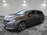 Véhicule hybride Lexus 2020 garé dans un showroom au sol à damier