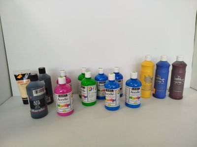 de nombreuses couleurs de peinture différentes sur la table