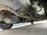 un gros plan sur le pot d'échappement d'une voiture et le tuyau d'échappement