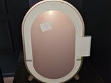 un miroir rond posé sur une table noire