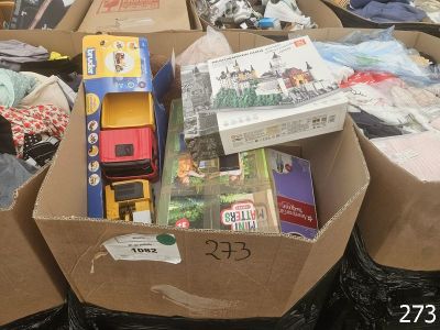 de nombreuses boîtes de jouets au milieu d'un tas