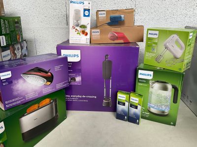 Plusieurs cartons contenant des produits Philips sont empilés les uns sur les autres