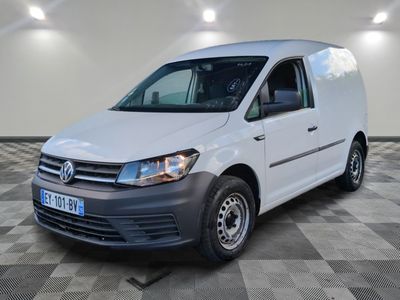 la camionnette blanche est garée sur un sol carrelé en damier