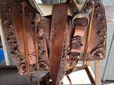 a saddle with a lot of leathers on it