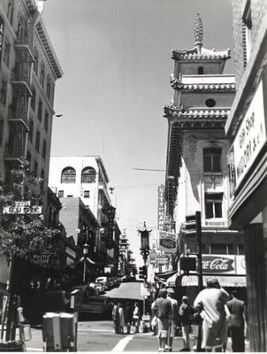 une photo en noir et blanc d'une rue animée de la ville