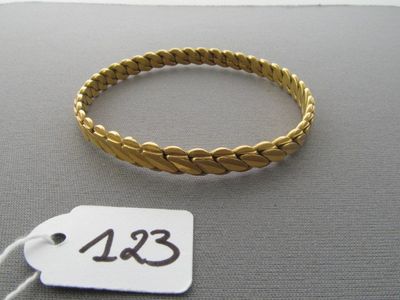 une photo d'un bracelet en or sur lequel figure une étiquette de prix
