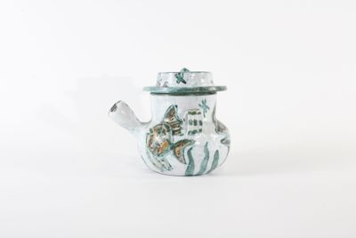 H.PITTAR à VALLAURIS. Théière en terre cuite émaillée à déco…