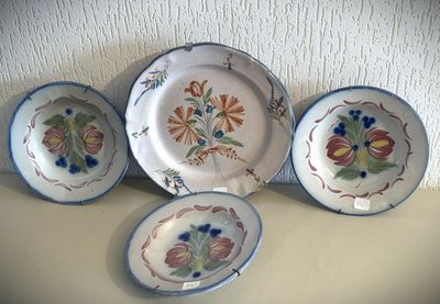 quatre assiettes et un bol posés sur une table