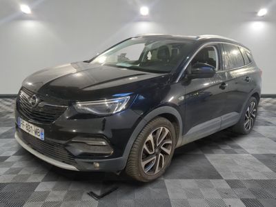 une voiture noire est garée sur le sol en damier d'un garage