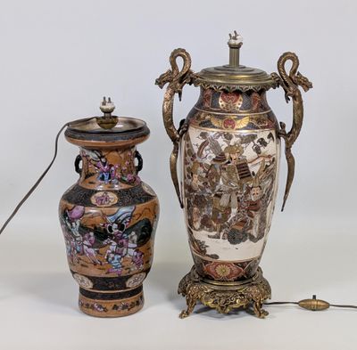 deux vases posés l'un à côté de l'autre sur une table
