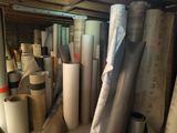 de nombreux rouleaux de papier et de papier d'emballage sur une étagère
