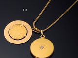 deux colliers en or ornés d'une pièce et d'un diamant sur un fond noir