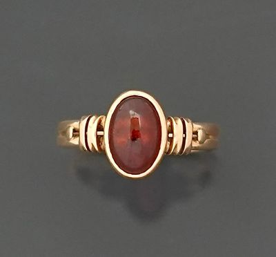 Bague en or jaune 18K 750 millièmes ornée d'un cabochon de p…