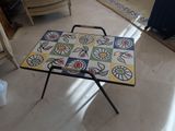 une petite table ornée d'un motif, au milieu d'une pièce