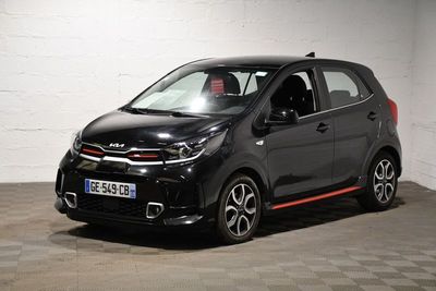 la photo d'une petite voiture noire garée dans un garage