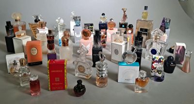 beaucoup de flacons de parfum posés sur une table