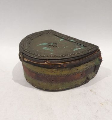 une image représentant une petite boîte marron posée sur une surface blanche