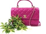 Sac à main Chanel en cuir matelassé rose avec bandoulière en chaîne