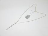 gros plan d'un collier sur une surface blanche avec une étiquette