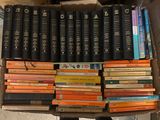 beaucoup de livres dans une boîte posée sur le sol