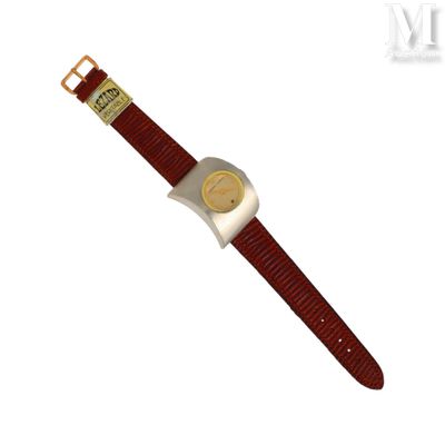 une image représentant une montre-bracelet avec un bracelet rouge et un cadran doré