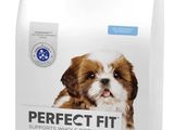 un gros plan sur un sac de croquettes pour chien sur fond blanc
