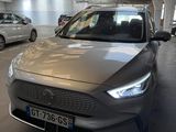 une voiture argentée garée dans un parking couvert avec d'autres voitures