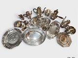 beaucoup d'objets argentés sur une surface blanche