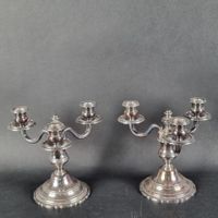 Paire de candélabres en bronze argenté à trois bras de lumiè…