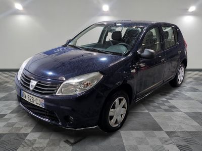 la photo d'une petite voiture bleue garée sur un sol en damier