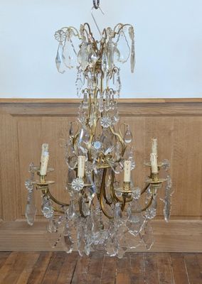 un lustre suspendu au plafond
