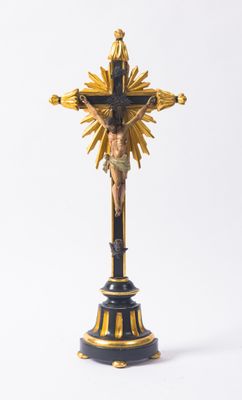 une statue de Jésus sur une croix, sur fond blanc