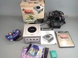 une console Nintendo posée sur une table à côté d'autres objets