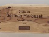 une caisse en bois sur laquelle est accrochée une pancarte indiquant « Château German Marbozet »