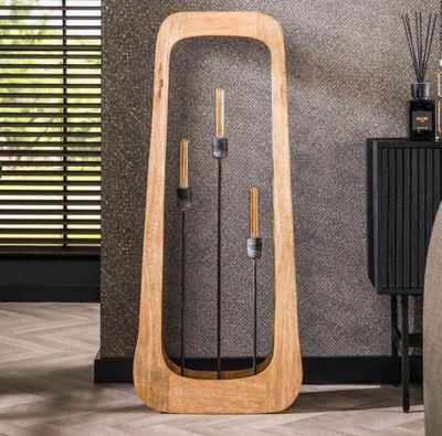un lampadaire en bois posé à côté d'un lit