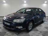 la voiture bleue est garée dans le garage sur le sol en damier