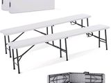 deux bancs et un sac isotherme posés sur la table
