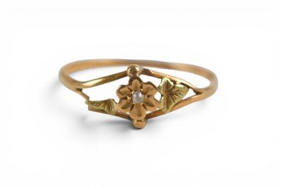 Gros plan sur une bague en or ornée d'une fleur