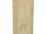 statue d'un homme barbu sur un socle, sur fond blanc