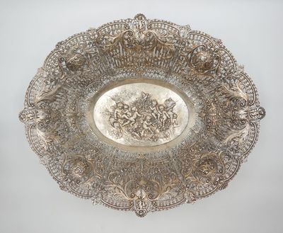 un plat ancien en argent orné d'un motif floral