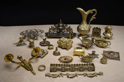 une table sur laquelle sont posés de nombreux objets anciens