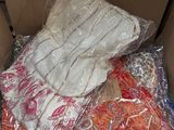 une boîte en carton remplie de vêtements et d'autres objets divers