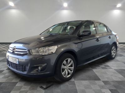 la voiture grise est garée dans le garage sur le sol en damier