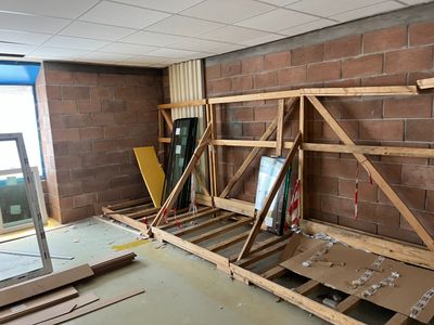 une photo d'une pièce en cours de rénovation